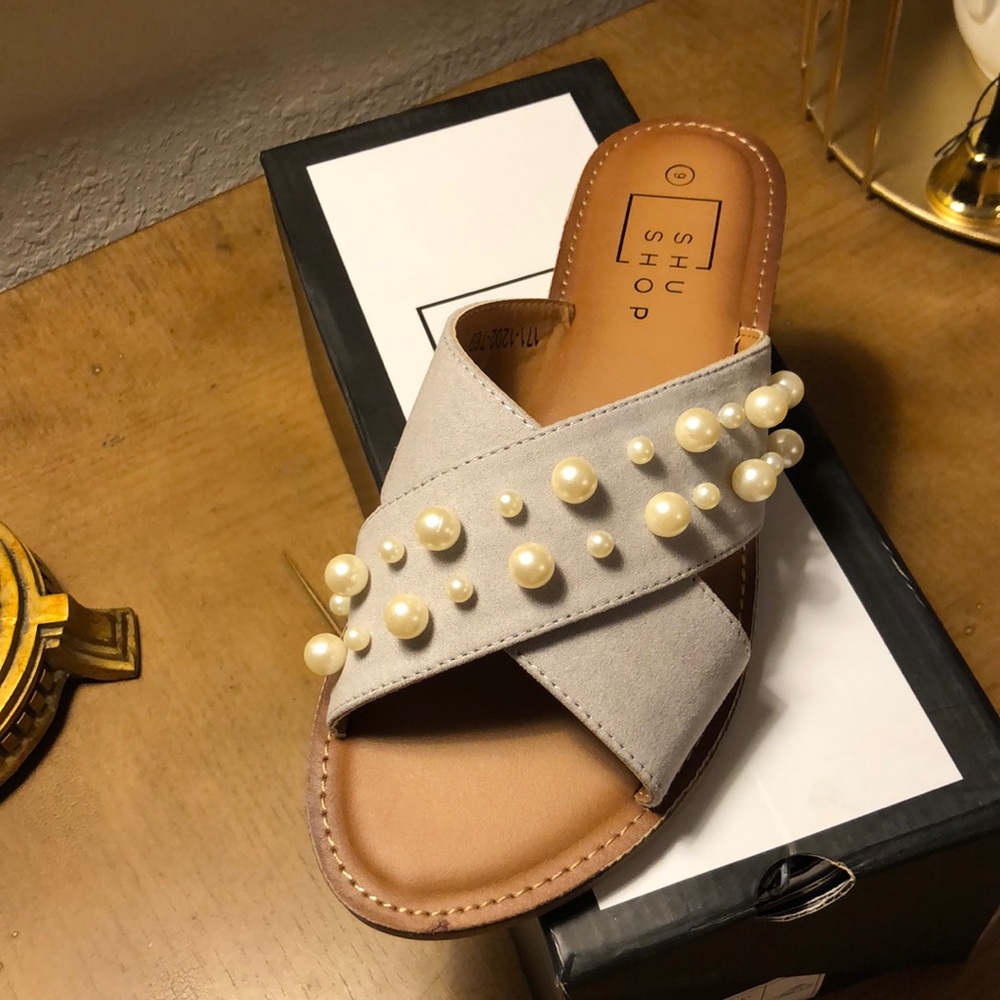 Slip on light grey sandals